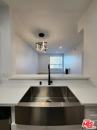 $2,695 | 14515 Dickens Street, Unit 206, Sherman Oaks, CA 91403