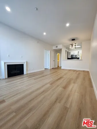 $2,695 | 14515 Dickens Street, Unit 206, Sherman Oaks, CA 91403