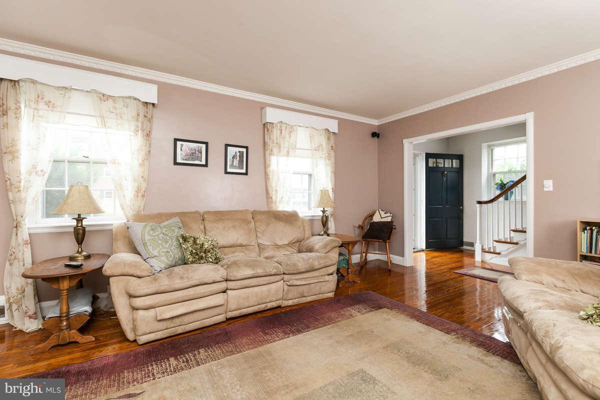 7405 York Road Towson, MD 21204 - Photo 5 of 30 Living Room