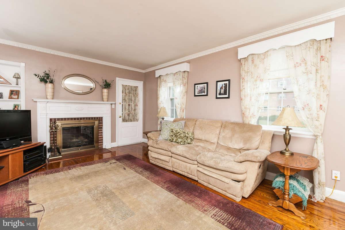 7405 York Road Towson, MD 21204 - Photo 6 of 30 Living Room