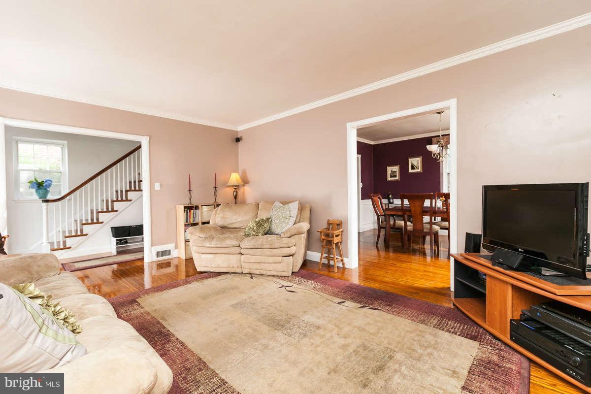 7405 York Road Towson, MD 21204 - Photo 7 of 30 Living Room