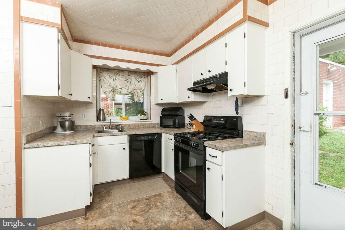 7405 York Road Towson, MD 21204 - Photo 10 of 30 Kitchen