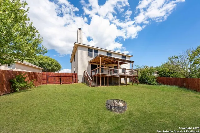a view of a house with backyard and garden