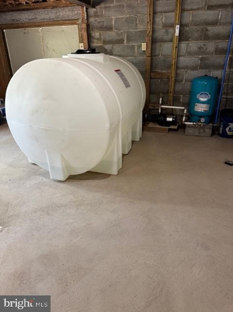 404 North Maple Road Mount Jackson, VA 22842 - Photo 3 of 10 a bed sitting in a room next to a car