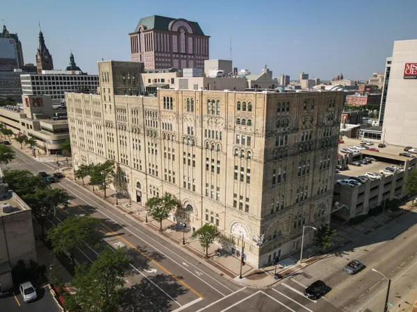 $359,900 | 270 East Highland Avenue, Unit 916, Milwaukee, WI 53202