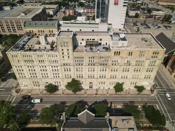 $359,900 | 270 East Highland Avenue, Unit 916, Milwaukee, WI 53202