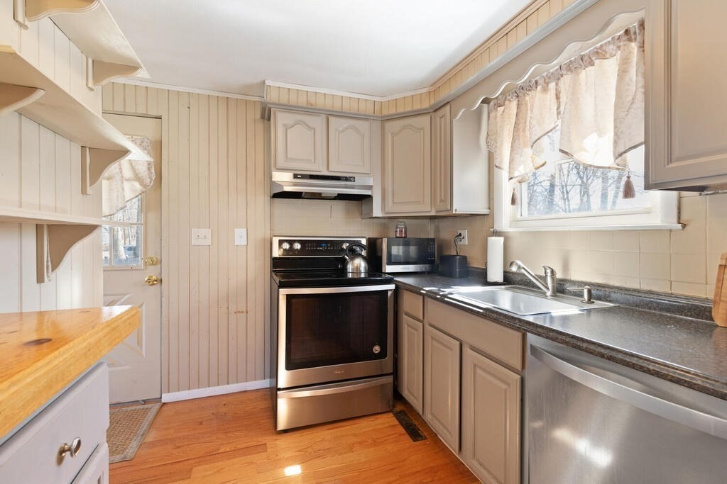 7 Davis Road Wilmington, MA 01887 - Photo 18 of 32 Gallery Image 18