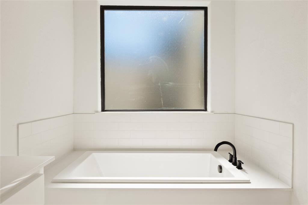 5014 Mission Avenue, Unit A Dallas, TX 75206 - Photo 17 of 26 a bathroom with a bathtub