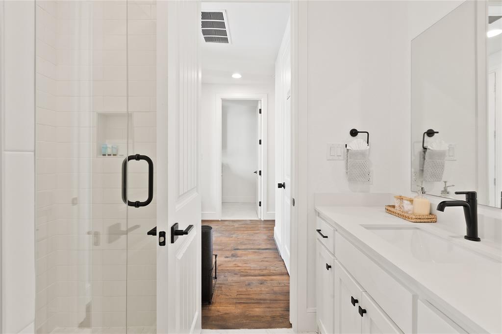 5014 Mission Avenue, Unit A Dallas, TX 75206 - Photo 21 of 26 a en suite bathroom with a sink and mirror