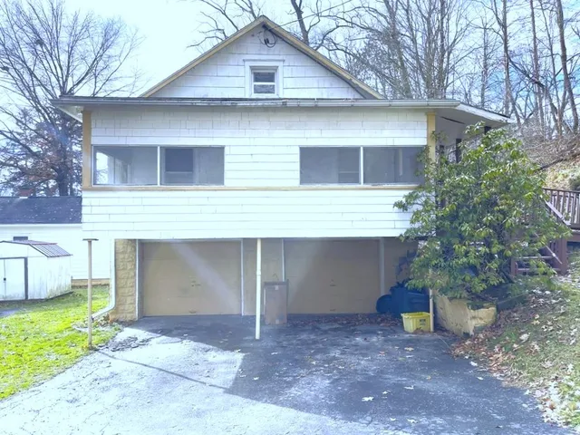 $1,650 | 33 1/2 Oak Street, Johnson City, NY 13790
