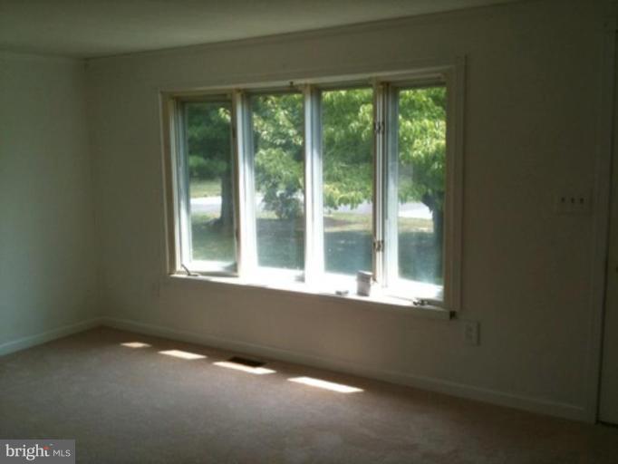 28 Walnut Grove Road Charles Town, WV 25414 - Photo 3 of 9 Living Room
