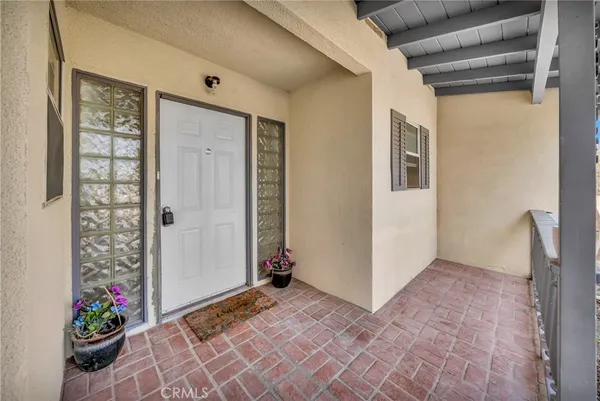 a view of entryway with window