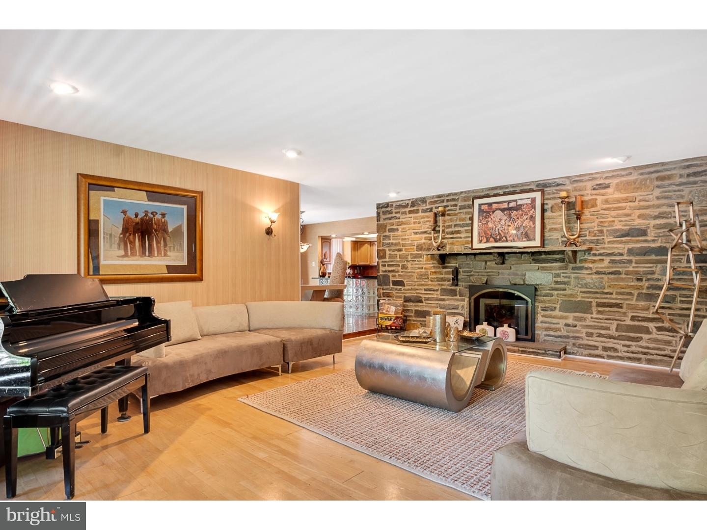 301 Crest Park Road Philadelphia, PA 19119 - Photo 3 of 25 Living Room