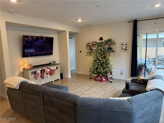 $2,900 | 815 Eaton Falls Street, Henderson, NV 89011