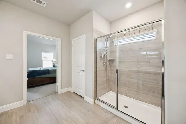 a en suite bathroom with a shower