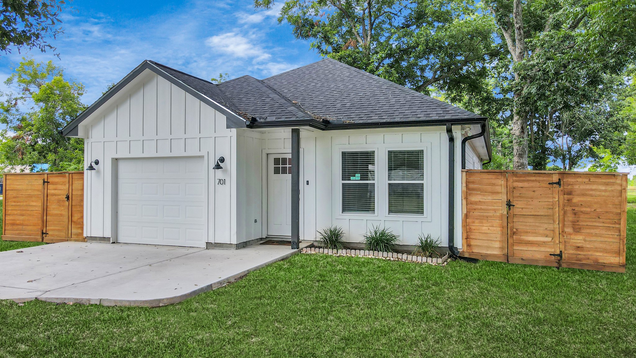 701 South Morgan Street Angleton, TX 77515 - Photo 1 of 31