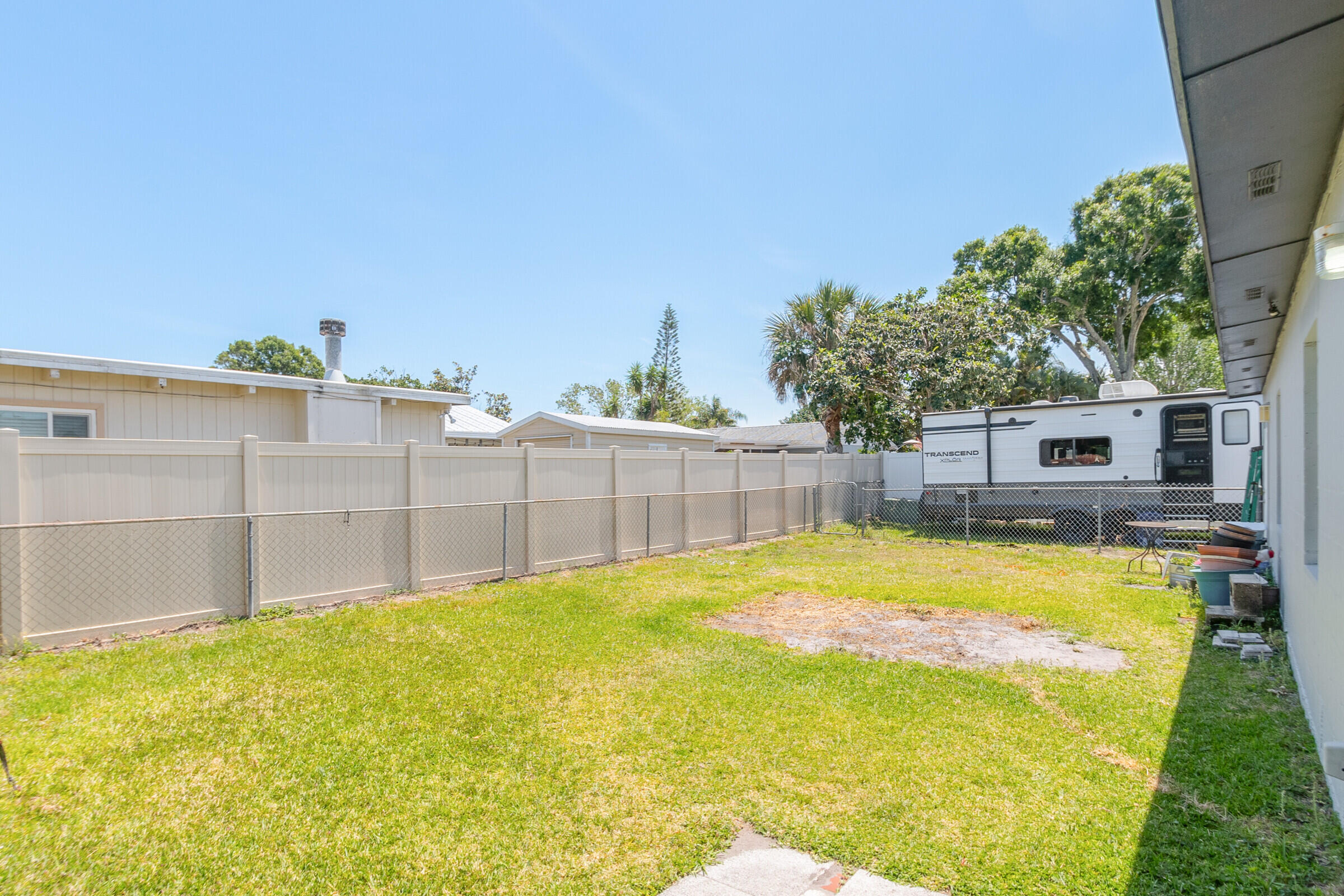 542 Sylvia Road Melbourne, FL 32904 - Photo 5 of 37 a swimming pool with an outdoor space