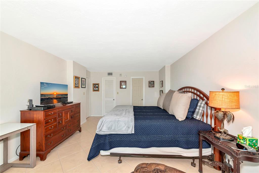 101 South Gulfstream Avenue, Unit 16C Sarasota, FL 34236 - Photo 25 of 86 a living room with furniture and a flat screen tv