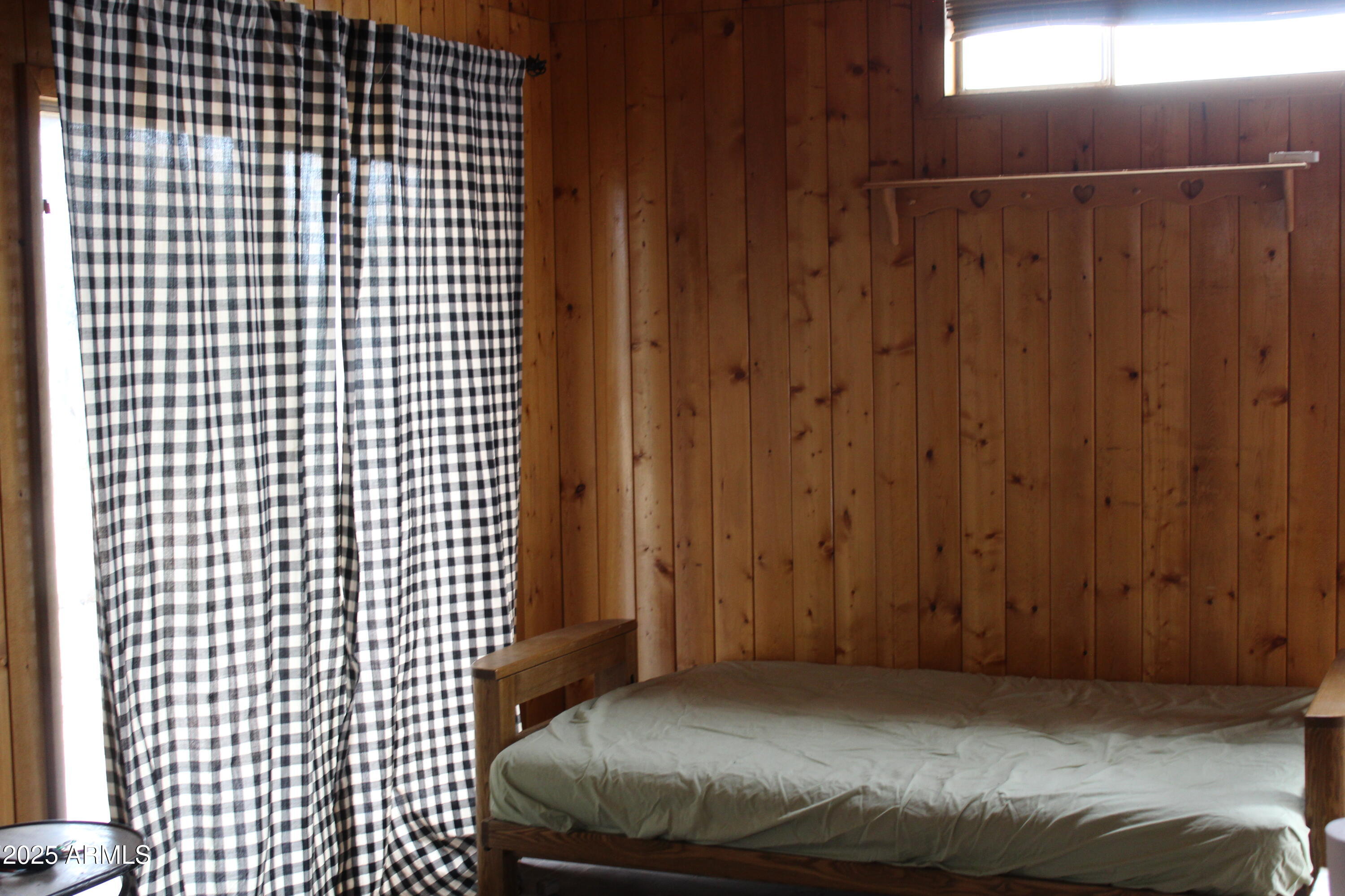 979 Elk Run Heber, AZ 85928 - Photo 8 of 12 a bedroom with a bed and a mirror