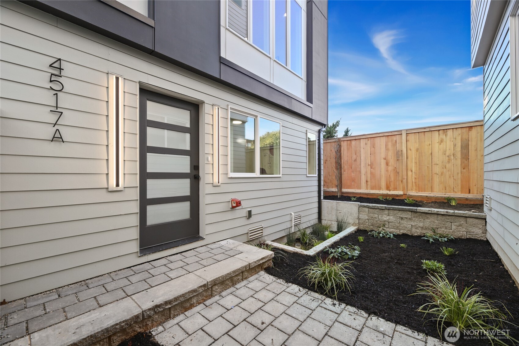 4517 44th Avenue Southwest Seattle, WA 98116 - Photo 3 of 34