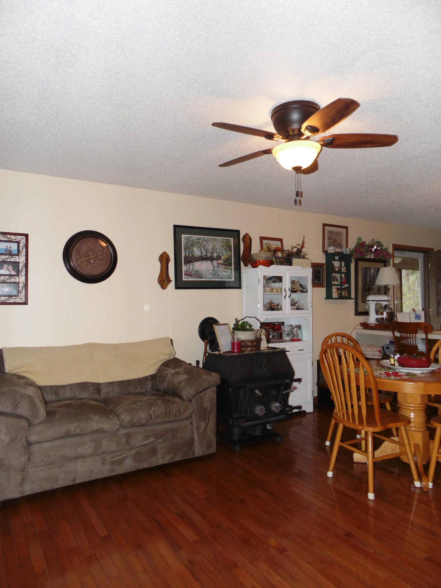 380 Stone Mill Road Jacksboro, TN 37757 - Photo 3 of 29 Living room