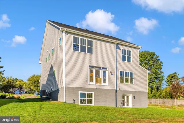 a view of house with a yard