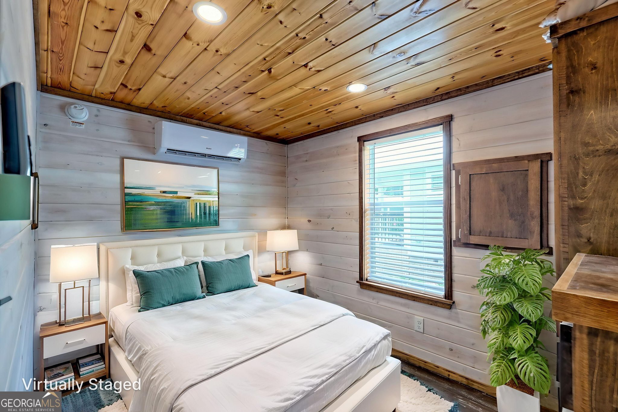 4960 Laurel Lodge Road Clarkesville, GA 30523 - Photo 13 of 29 a bedroom with a bed and a window