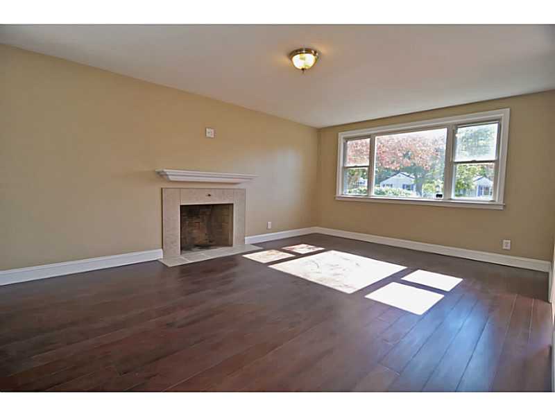 139 Duncan Road Warwick, RI 02886 - Photo 8 of 25 Living Room.