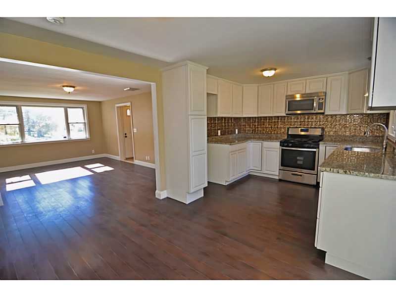139 Duncan Road Warwick, RI 02886 - Photo 10 of 25 Living Room.