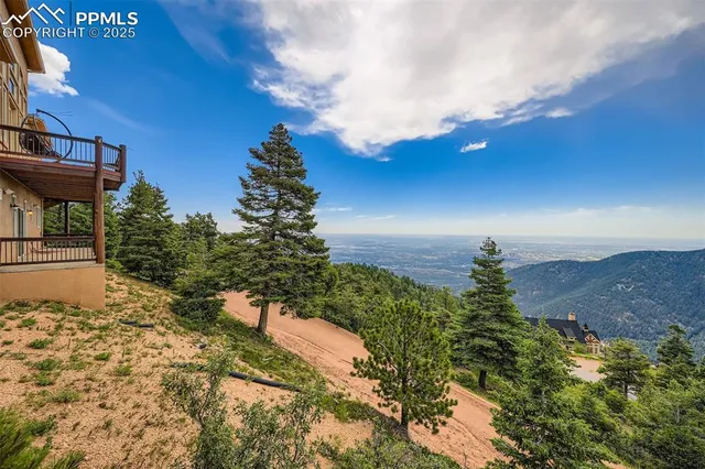 a view of a pathway with a yard