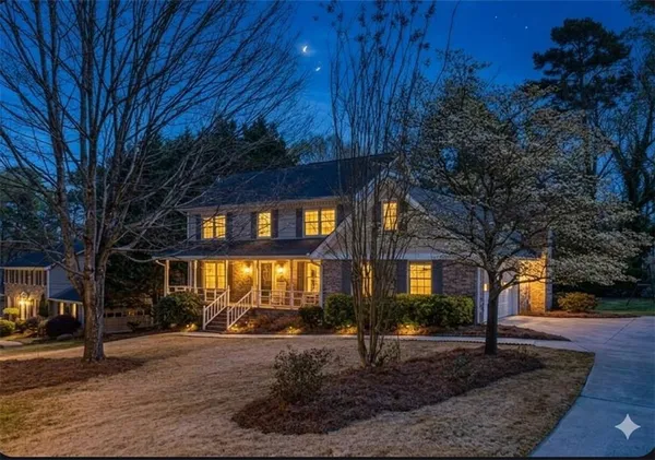 a view of a house with a yard