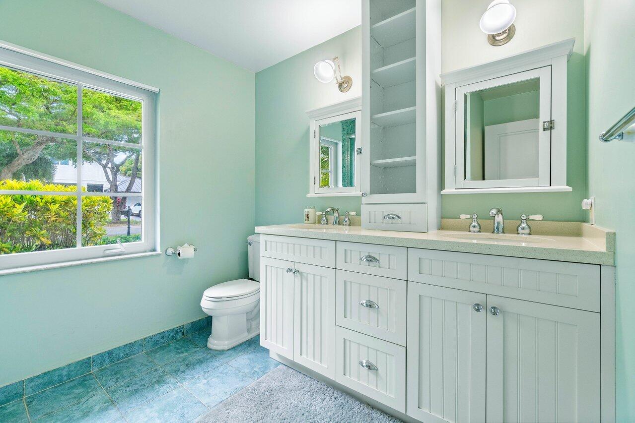 1305 Parkside Circle South Boca Raton, FL 33486 - Photo 21 of 63 Guest Bath