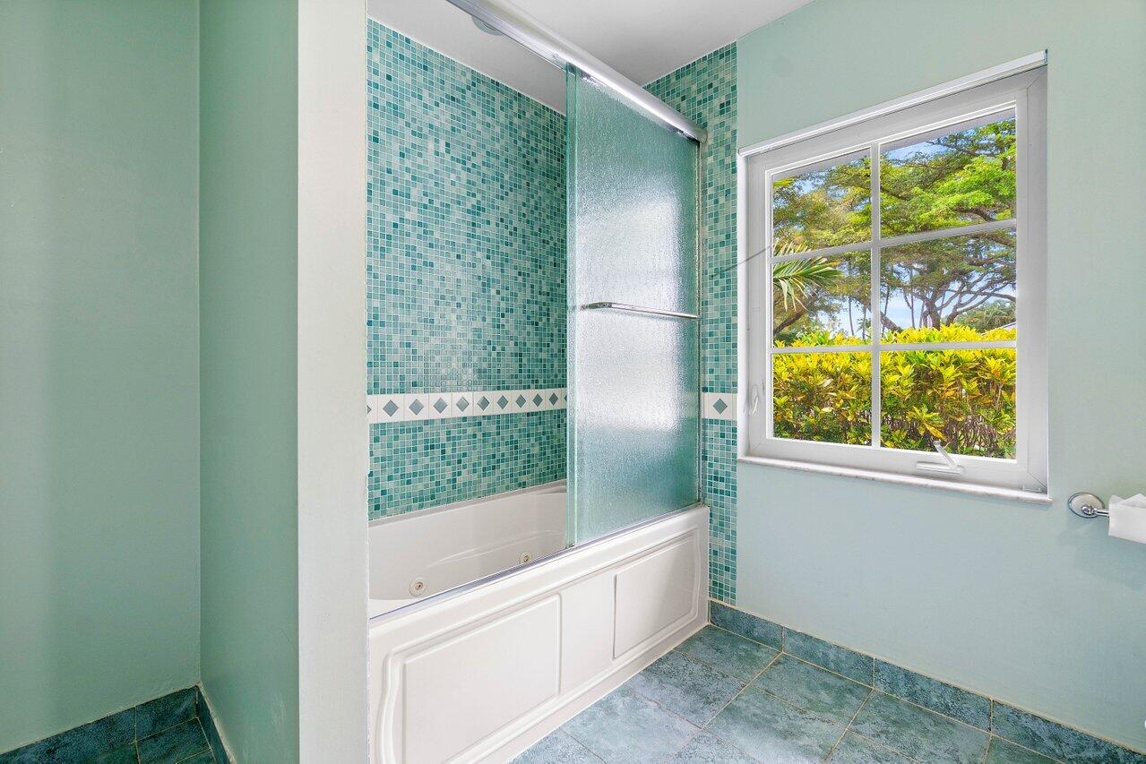 1305 Parkside Circle South Boca Raton, FL 33486 - Photo 22 of 63 Guest Bath