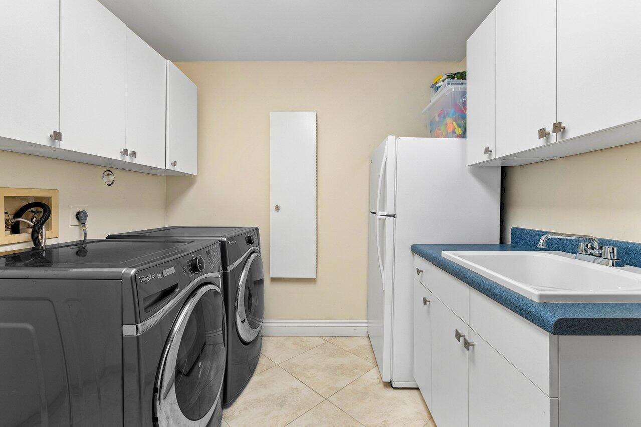 1305 Parkside Circle South Boca Raton, FL 33486 - Photo 23 of 63 Laundry