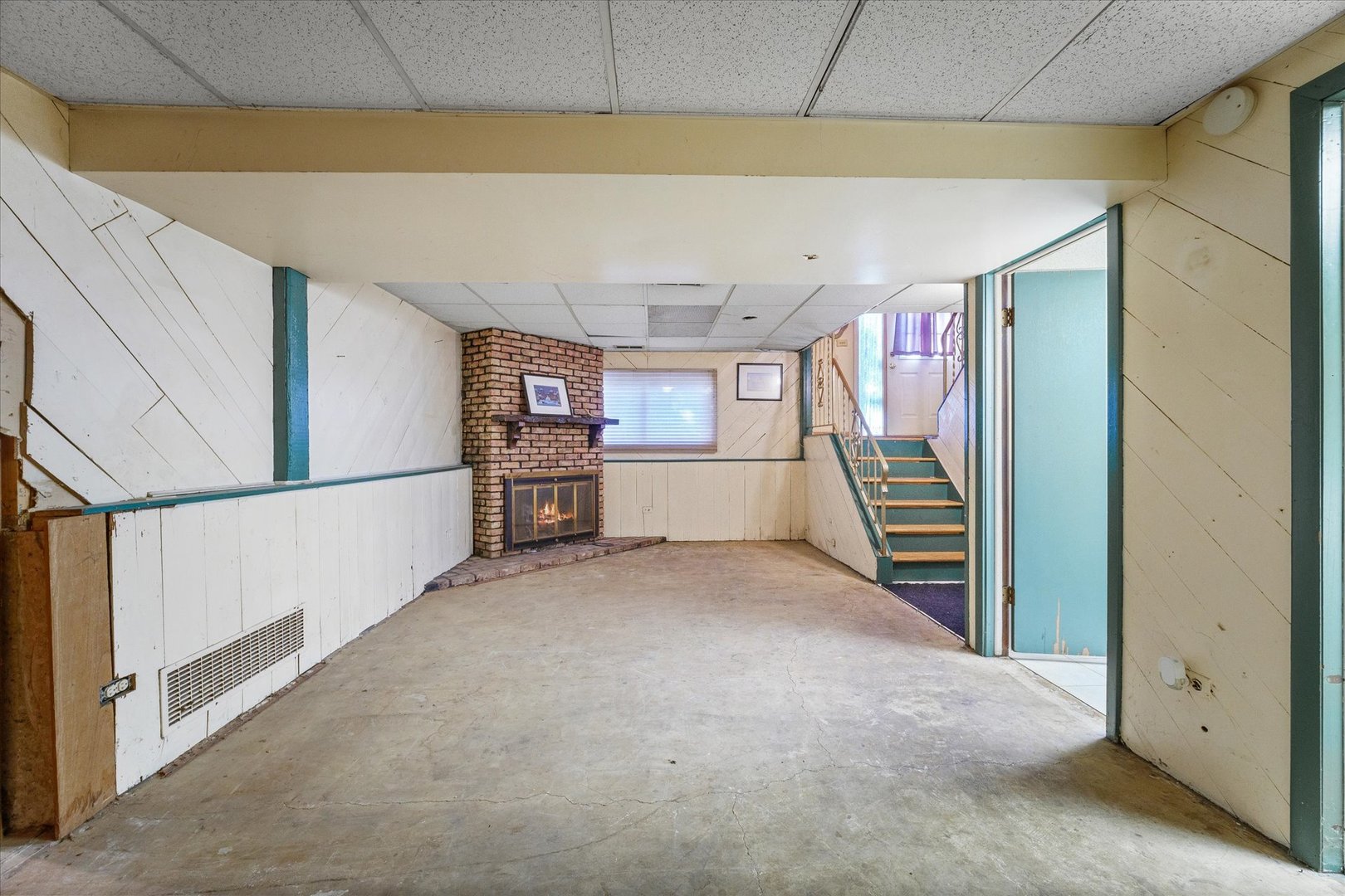 29W246 Lee Road West Chicago, IL 60185 - Photo 15 of 21 a view of an empty room with a window