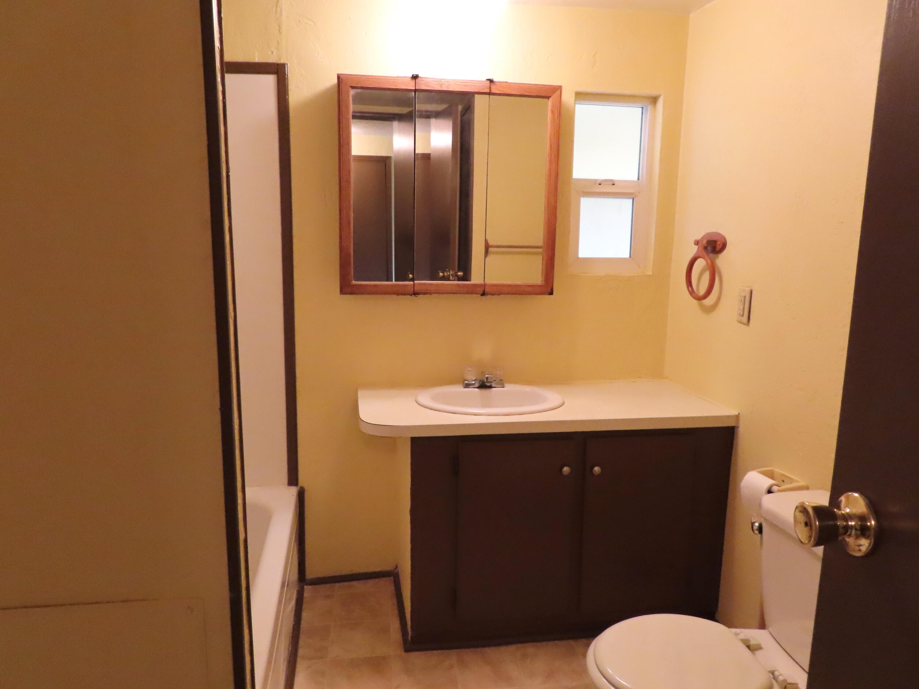 11427 Blackwell Road, Unit 4 Central Point, OR 97502 - Photo 18 of 24 Full bath