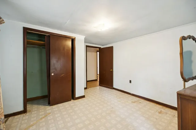 a view of a big room with closet and windows