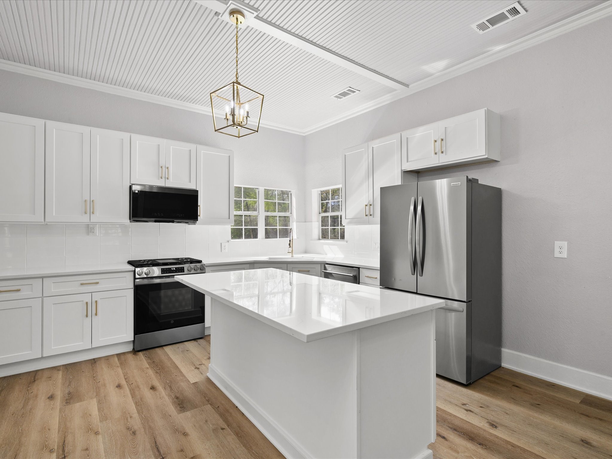 16958 Cedar Road Plantersville, TX 77363 - Photo 9 of 38 a kitchen with stainless steel appliances granite countertop a refrigerator a stove a sink a oven with a dining table and chairs