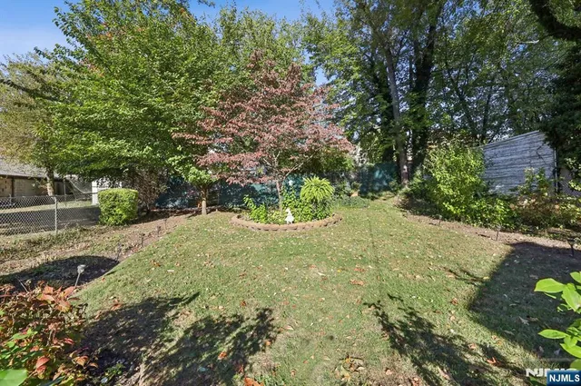 a view of yard with green space