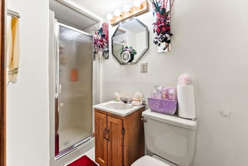 239 Ellendale Circle Springfield, MA 01128 - Photo 30 of 42 a bathroom with a sink and a mirror