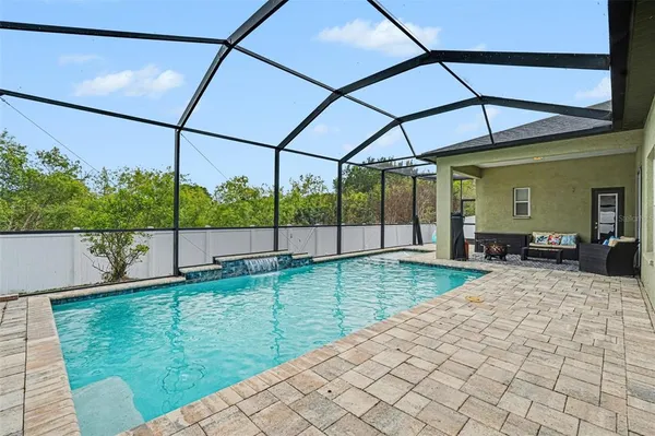 a view of a backyard