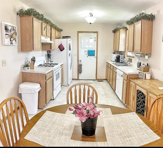 $249,900 | 753 Golden Prairie Drive, Davis Junction, IL 61020