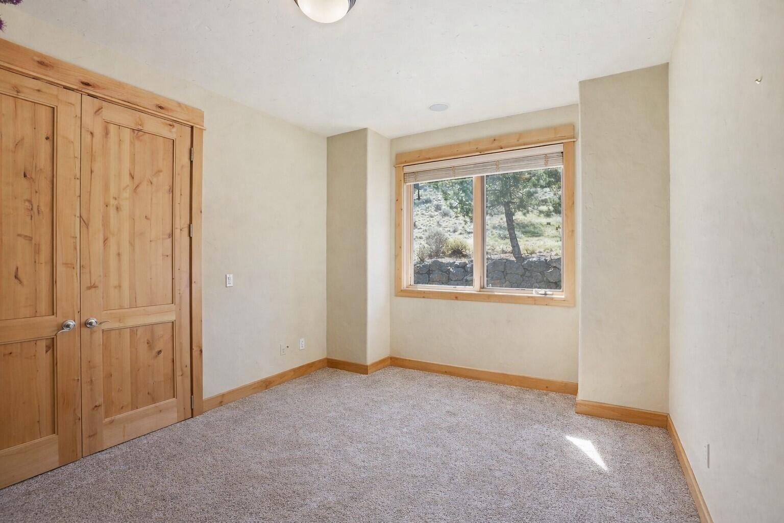 631 Sundance Ridge Court Redmond, OR 97756 - Photo 38 of 61 an empty room with windows