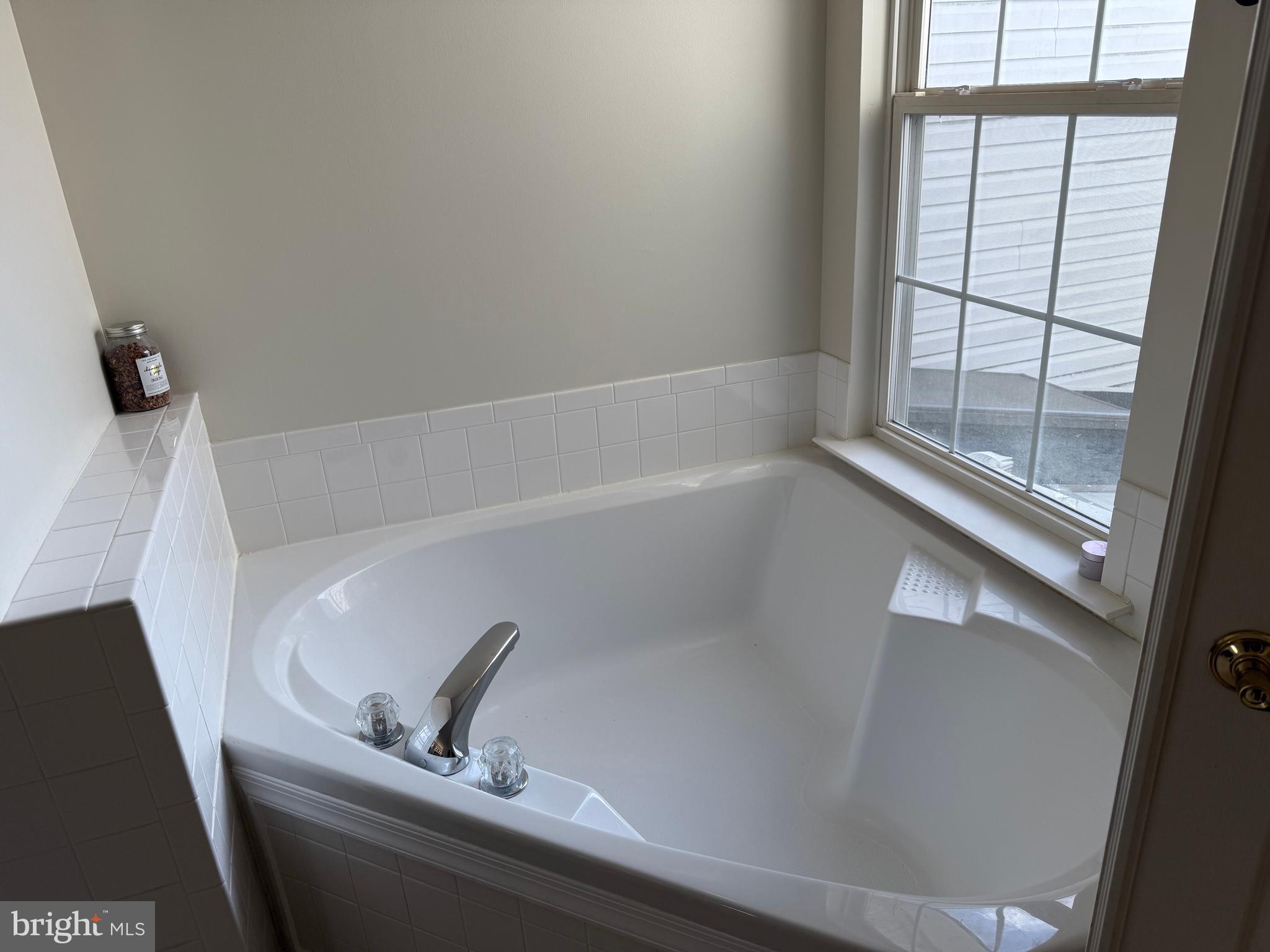 13 Crusader Court Germantown, MD 20874 - Photo 18 of 20 a bathroom with a bathtub