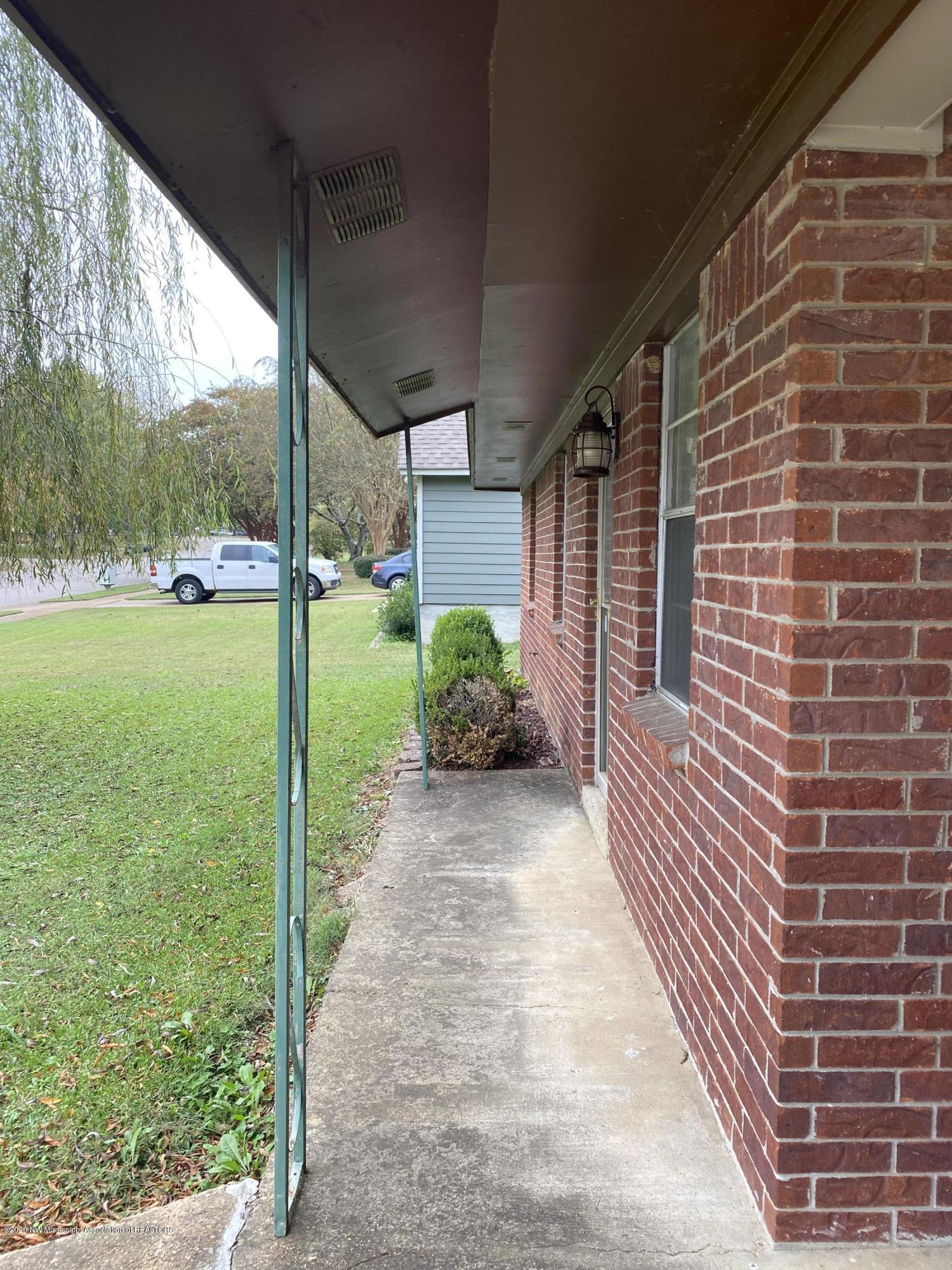 6385 Forestgate Road Horn Lake, MS 38637 - Photo 4 of 18 Front Porch