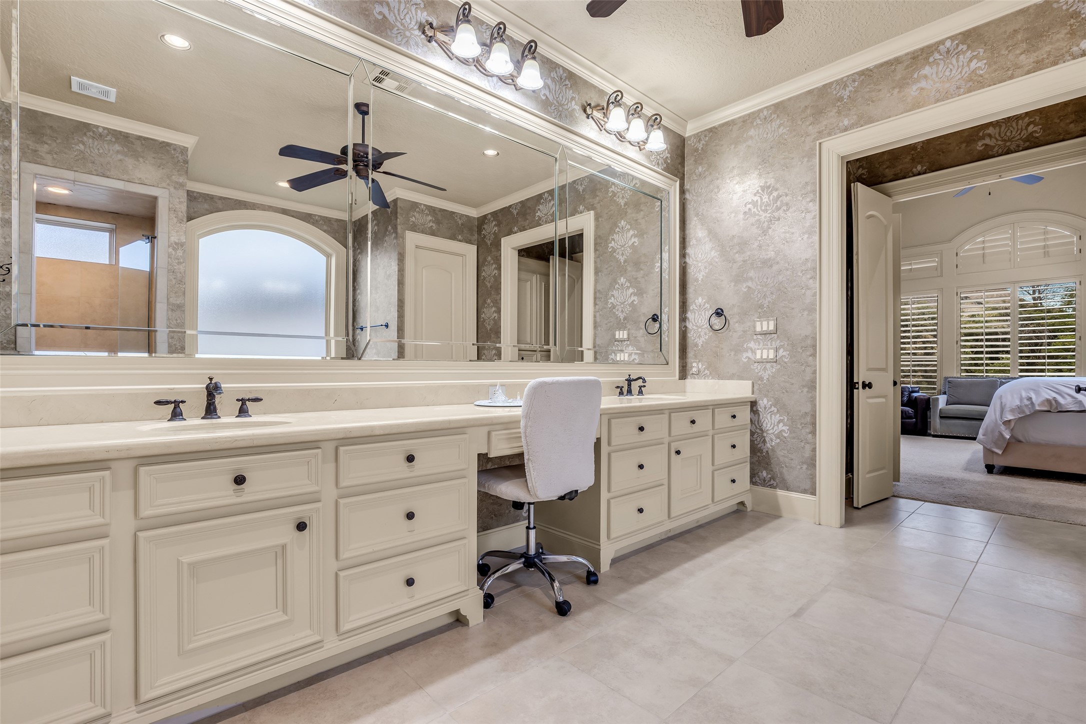 75 South Player Crest Circle Spring, TX 77382 - Photo 25 of 39 a spacious en suite bathroom with double sink a large mirror and a shower