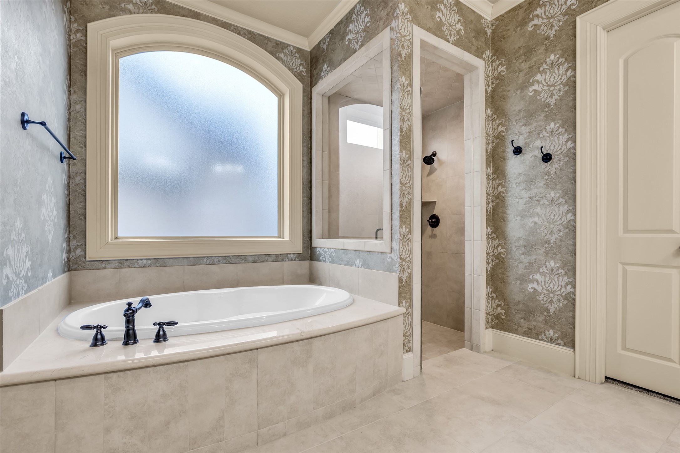 75 South Player Crest Circle Spring, TX 77382 - Photo 27 of 39 a bathroom with a tub a sink and a mirror