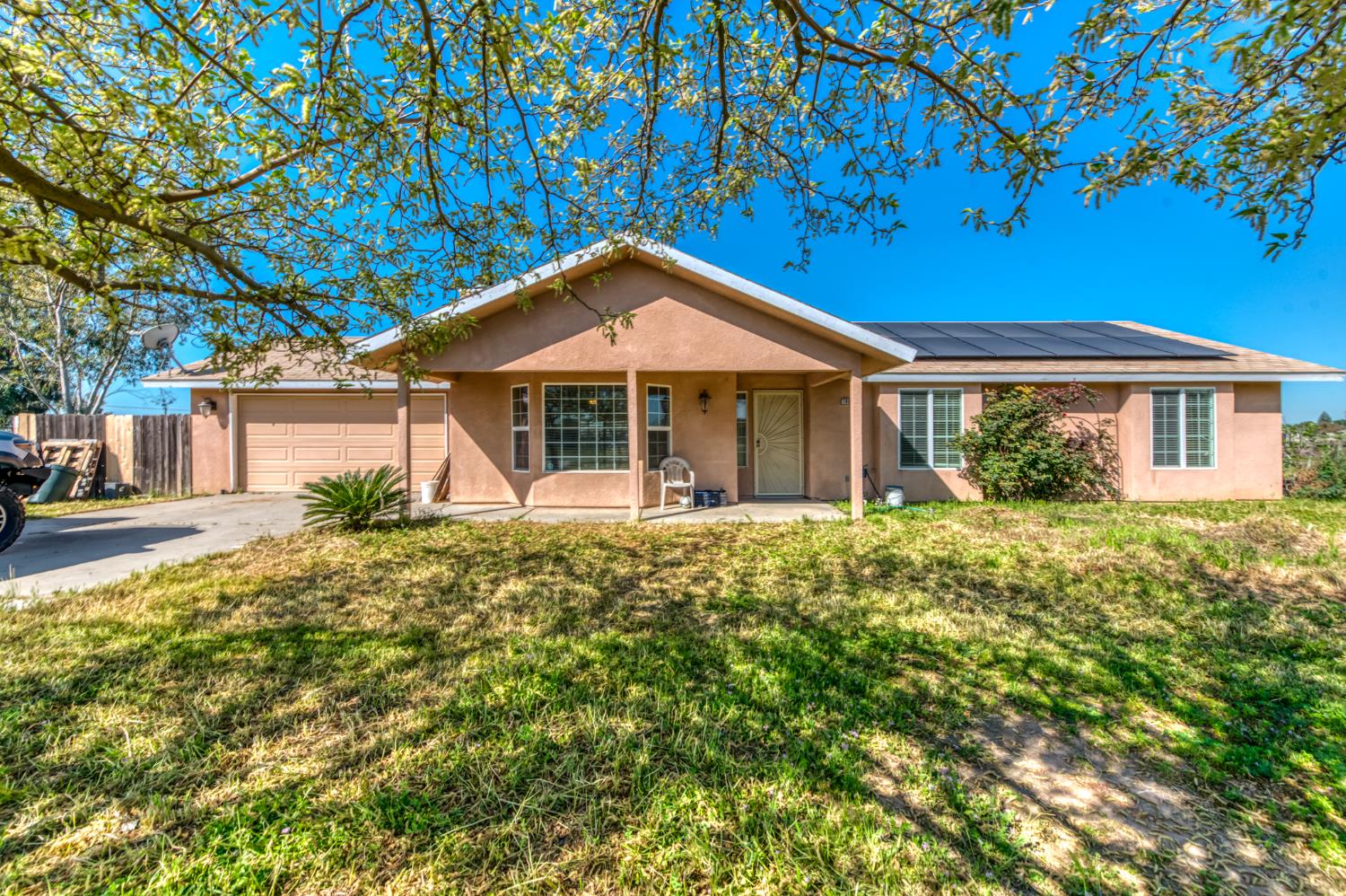 19650 Oakhill Road Madera, CA 93638 - Photo 1 of 49 a front view of a house with a garden