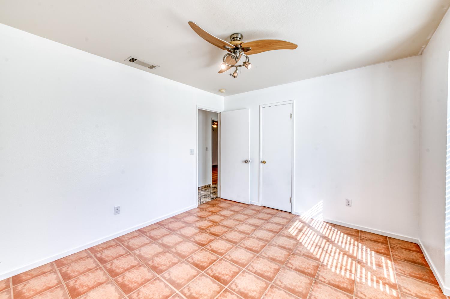 19650 Oakhill Road Madera, CA 93638 - Photo 21 of 49 a view of a room with a ceiling fan