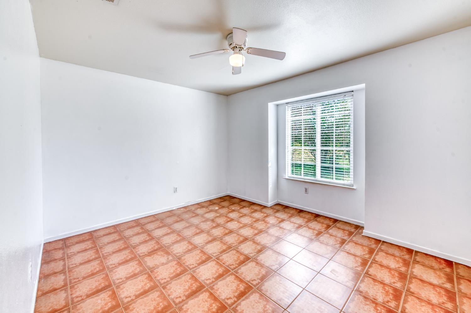 19650 Oakhill Road Madera, CA 93638 - Photo 23 of 49 an empty room with windows